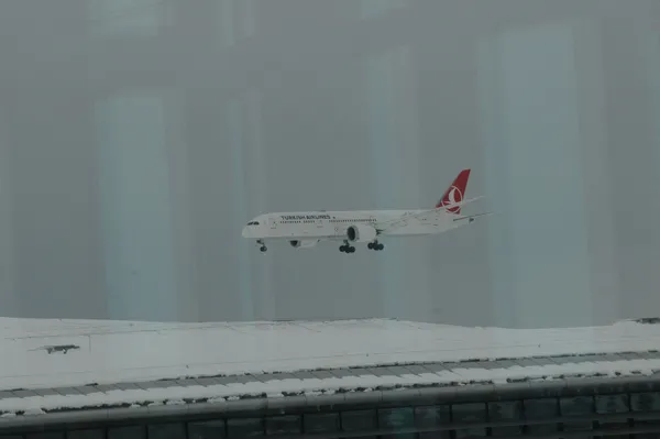 1643191420624.jpg İstanbul Havalimanı'nda seferler normale döndü: 681 uçak havalanacak - 2