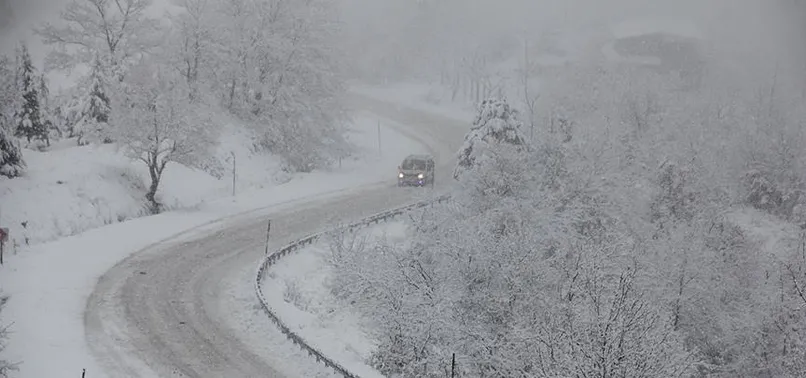 Karayolları Genel Müdürlüğü kapanan yolları duyurdu! İstanbul'dan çıkacaklar dikkat! İşte trafiğe durdurulan güzergahlar...