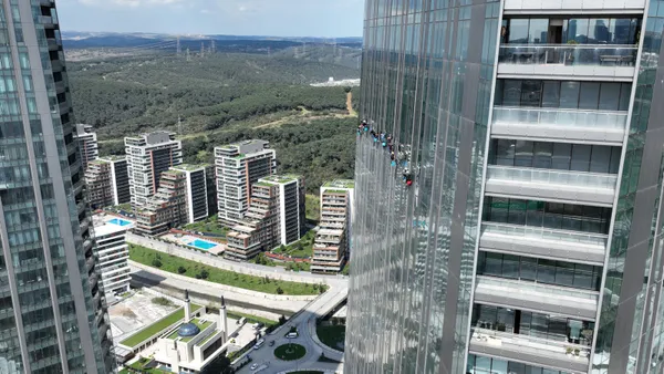istanbulda-iscilerin-zorlu-gokdelen-mesaisi-nefes-kesti-1650536436674.jpg İstanbul’da işçilerin zorlu gökdelen mesaisi nefes kesti - 5