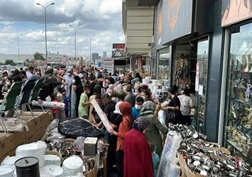 50 liralık halı izdihamı: Birbirlerini ezip geçtiler