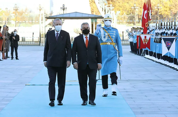 Macaristan Başbakanı Viktor Orban Türkiye'ye ait tarihi eserleri Başkan Erdoğan'a iade etti - 1