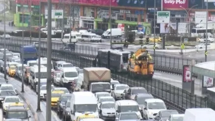 esenyurtta-metrobusler-carpisti-yaralilar-var-1646915933915.jpg İstanbullununu bitmeyen ulaşım çilesi: Esenyurt'ta metrobüsler çarpıştı! Sultangazi'de vatandaşlar İETT'yi iterek kurtardı - 2