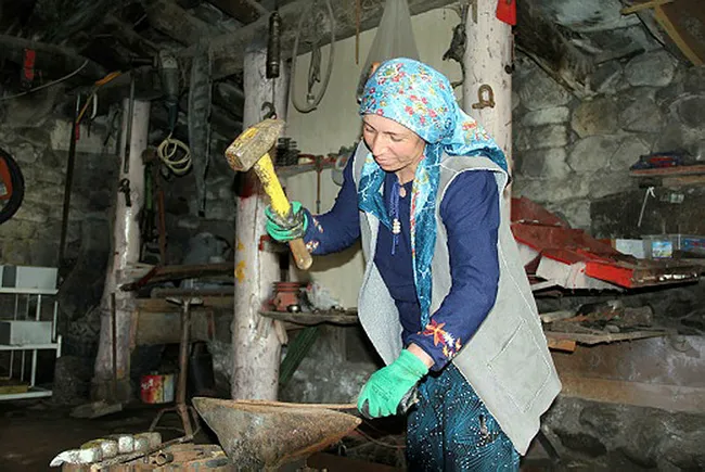 Ardahan kocasının işini elinden alan demirci ustası Özlem'i konuşuyor - 4