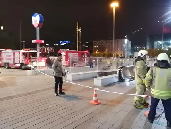 son-dakika-taksim-metro-istasyonu-intihar-girisimi-nedeniyle-kapatildi-1606321160412.jpg Son dakika: Taksim Metro İstasyonu intihar girişimi nedeniyle kapatıldı! - 3