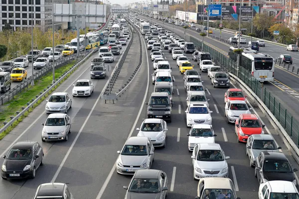 Son dakika: İstanbul’da akşam saatlerinde trafik yoğunluğu yaşanıyor