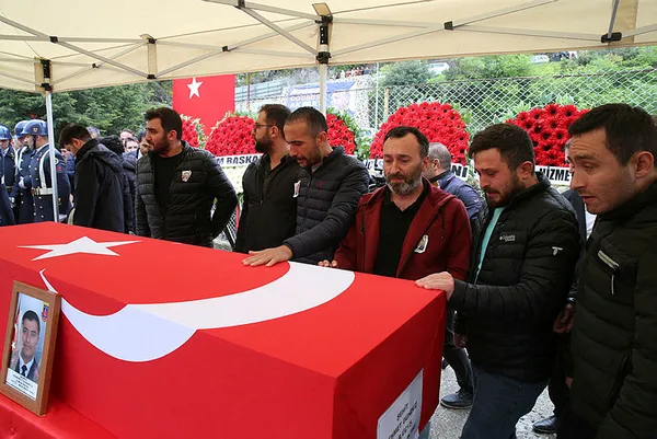 baskan-erdogan-sehit-astsubay-mehmet-gunduzun-ailesine-taziye-1682779123380.jpg Başkan Erdoğan şehit Astsubay Mehmet Gündüz'ün ailesine taziye - 2