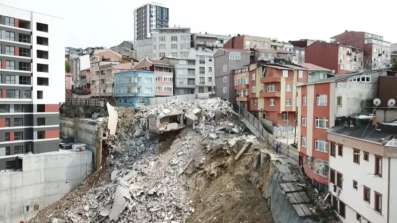 Kagithane De Hasarli Binalar Yikiliyor