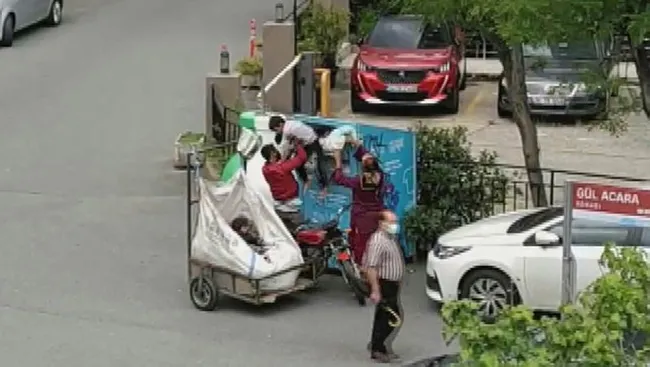 İstanbul’da giysi kumbarasından yapılan hırsızlık kameraya yansıdı - 2