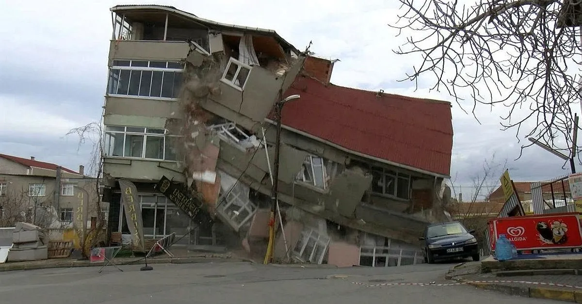 Ümraniye'de metro inşaatı sırasında önce yol ardından bina çöktü! Cadde trafiğe kapatıldı