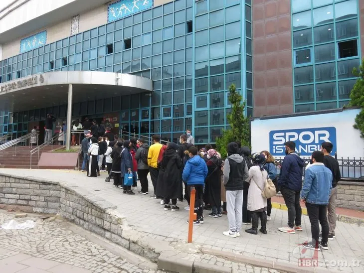Megakentte İstanbulkart krizi! Yüzlerce vatandaş yağmurda sıra bekledi