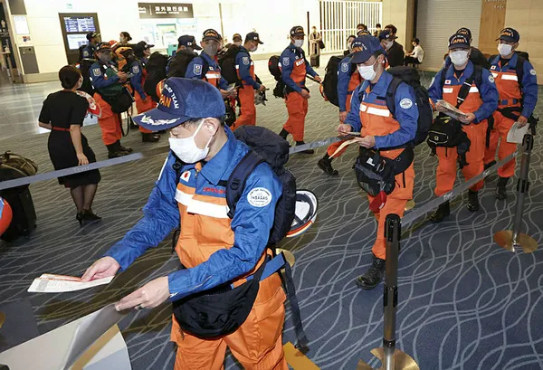 japonyada-gurbetciler-turkiyeden-donen-japon-arama-kurtarma-ekibini-alkislarla-karsiladi-1676526455416.jpg Japonya'da yaşayan Türkler deprem bölgesinden dönen Japon arama kurtarma ekibini alkışlarla karşıladı - 1