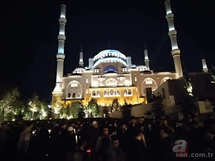 Büyük Çamlıca Camii'nde tarihi kalabalık!