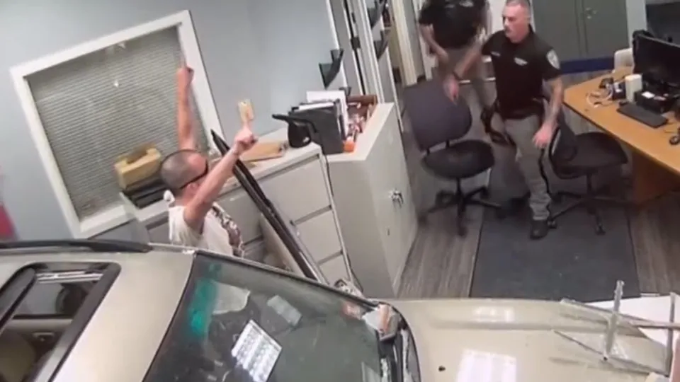 Aracıyla karakola daldı