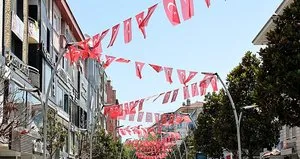 Sakarya’da cadde ve sokaklar ay-yıldızlı bayraklarla donatıldı