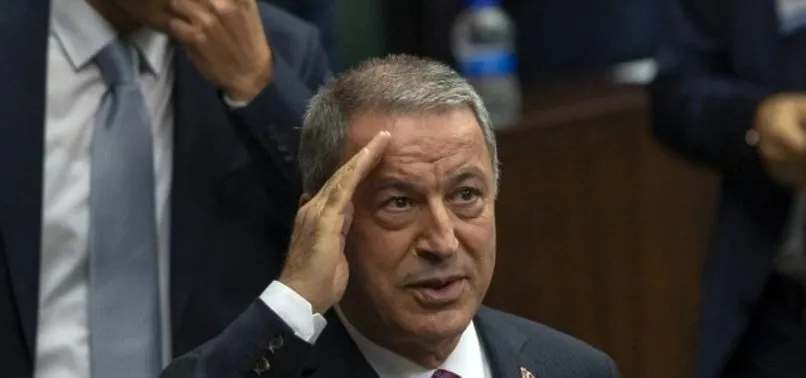 Bakan Hulusi Akar'dan salonu ayağa kaldıran asker selamı