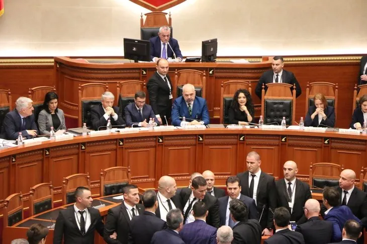 Arnavutluk Başbakanı Rama’ya muhalif milletvekili mürekkep fırlattı