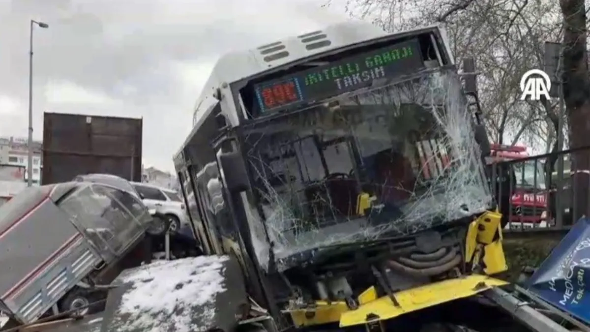 Esenler'de İETT otobüsü otoparka girdi