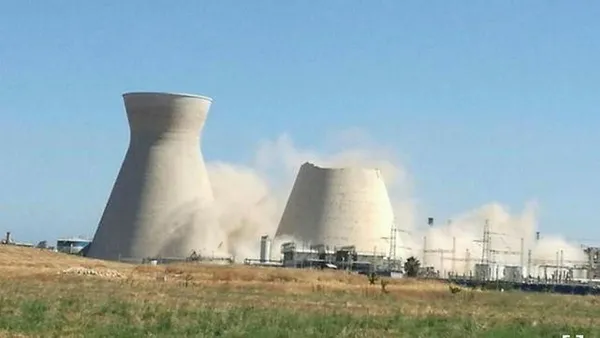 Son dakika: İsrail Hayfa'da soğutma kulesi çöktü! Petrol rafinerisi... - 2