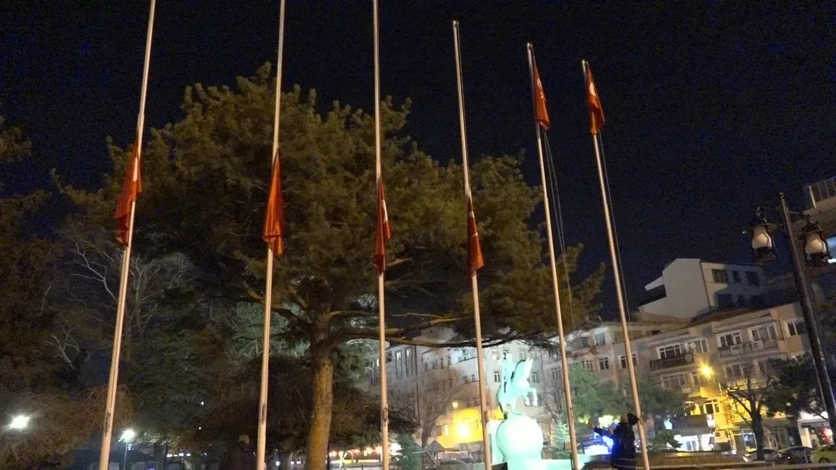 Türkiye yasta! Bayraklar yarıya indirildi