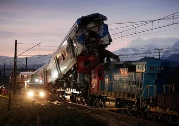 Şili'de iki tren kafa kafaya çarpıştı! Ölü ve yaralılar var