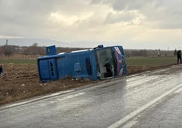 Kayganlaşan yolda kontrolden çıktı yol kenarına devrildi! 14 yaralı