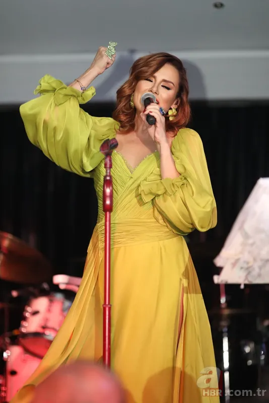 Deniz Seki oğluna veda ediyor! Sahnede kendini tutamadı gözyaşlarına boğuldu 4