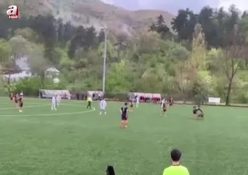 Bartın'da amatör maçta sahaya köpek girdi