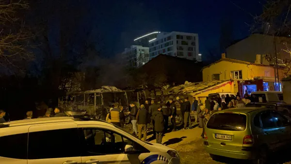 Küçükçekmece’de park halindeki 2 minibüs alev alev yandı! Hurda yığınına döndüler - 2