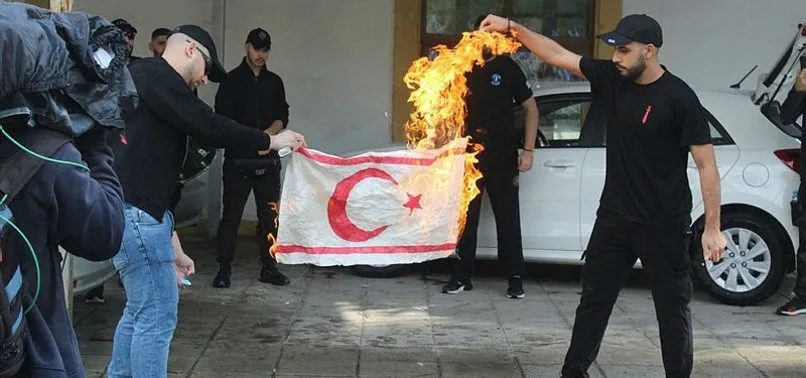 Son dakika: KKTC bayrağı yakan Rumların kimlikleri tespit edildi