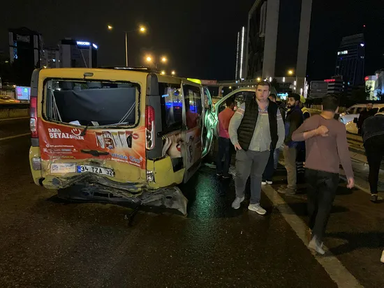 İstanbul Maltepe'de zincirleme trafik kazası - 1