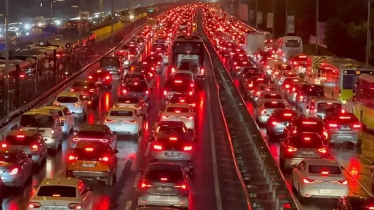 İstanbul'da mesai bitimi sonrası trafik felç! Yoğunluk yüzde 83'e ulaştı