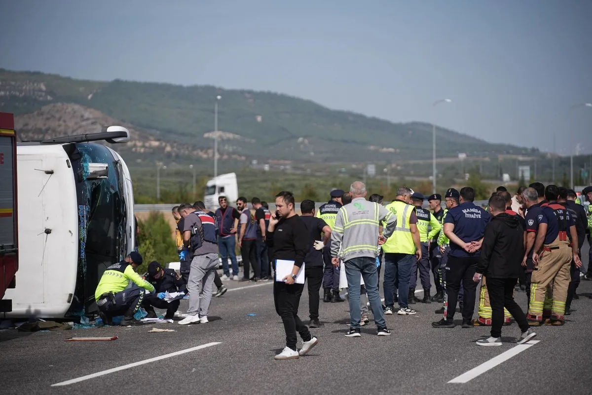 manisada-cekici-ile-tur-otobusu-carpisti-11-olu-27-yarali-iste-feci-kazanin-sebebi-1791718780833.jpeg Tur otobüsünün Bursa’dan Denizli’deki kaplıcalara gitmek üzere yola çıktığı öğrenildi. (Fotoğraf: AA)