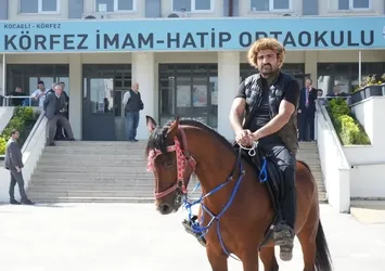 Kocaeli'nde oy kullanmaya atıyla geldi