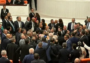 TBMM'de yüksek tansiyon! Yumruklar havada uçuştu