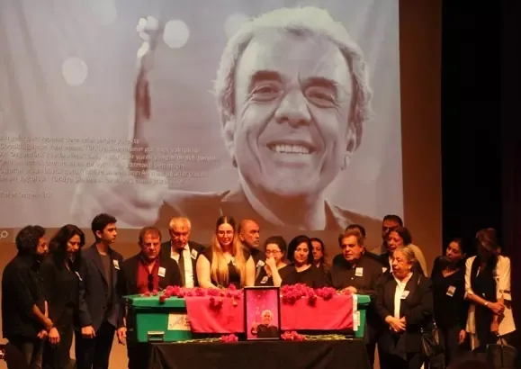 usta-yonetmen-ali-ozgenturk-son-yolculuguna-ugurlandi-1747481156983.jpeg Kaynak: DHA