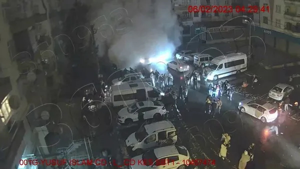 depremin-dehset-verici-goruntuleri-mobese-kameralarina-yansidi-bina-sokaga-cikan-insanlarin-uzerine-yikildi-1676225026200.jpg Depremin dehşet verici görüntüleri mobese kameralarına yansıdı: Bina sokağa çıkan insanların üzerine yıkıldı - 3