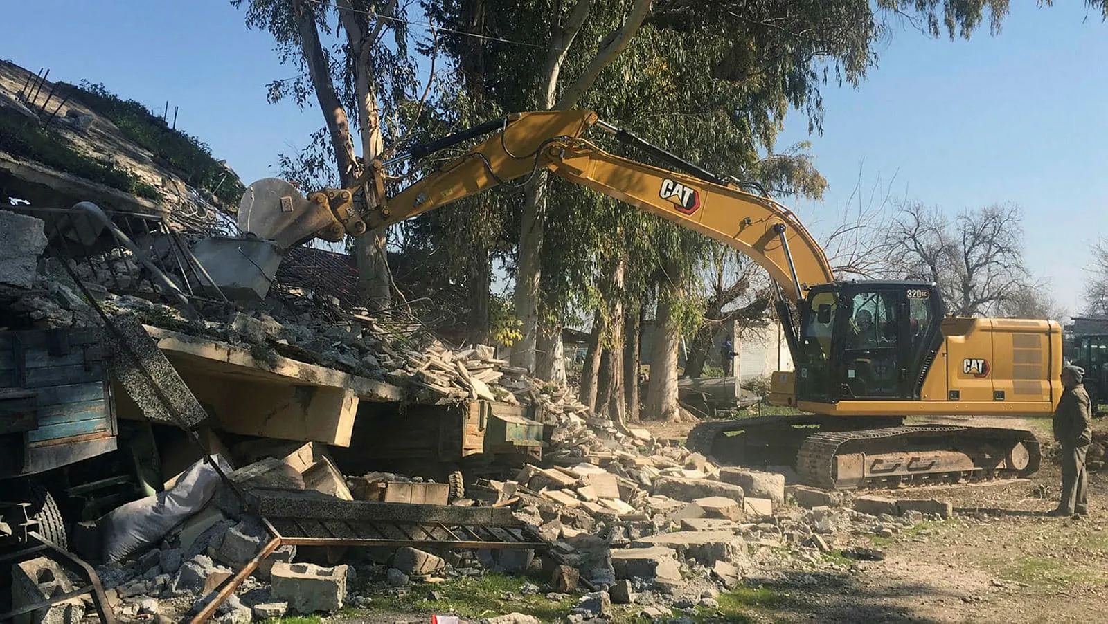 Depremde yıkılan binalarda enkaz kaldırma çalışmaları sürüyor