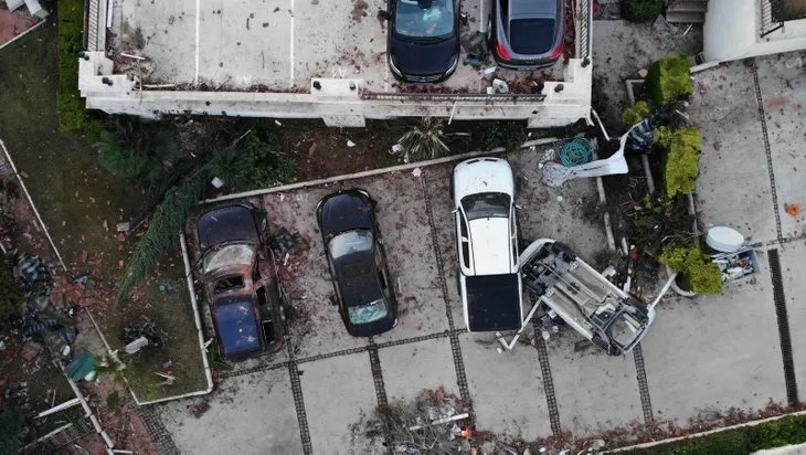 Son dakika: İzmir'de görülmemiş felaket! Hortum araçları 10 metre havaya kaldırıp binaların üzerinden savurdu