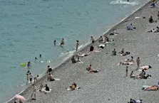Antalya’da çöl tozunun etkisi azaldı, sahiller doldu