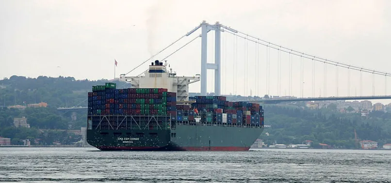 Dev kargo gemisi İstanbul Boğazı'ndan geçti