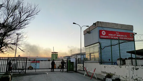 son-dakika-umraniye-t-tipi-cezaevinde-yangin-ekipler-sevk-edildi-1643990589918.jpg Son dakika: Ümraniye T Tipi Cezaevi'nde yangın! Ekipler sevk edildi - 3