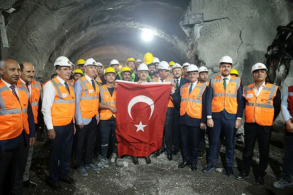 ulastirma-ve-altyapi-bakani-abdulkadir-uraloglundan-a-haberde-hakkari-van-32-virajlar-guzeldere-tuneli-aciklam-1690392703005.jpg Ulaştırma ve Altyapı Bakanı Abdulkadir Uraloğlu’ndan A Haber'de Hakkari-Van “32 Virajlar Güzeldere Tüneli” açıklaması - 10
