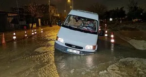 Adana’da minibüs su dolu çukura düştü!