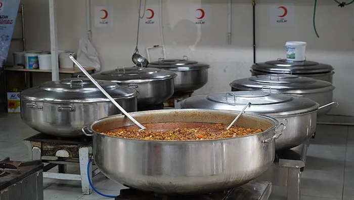 unlu-sef-mehmet-yalcinkaya-depremzedeler-icin-iftar-sofrasi-hazirladi-1712253683301.jpeg Bu ramazan sensiz olmaz! Ünlü şef Mehmet Yalçınkaya'dan depremzedeler için iftar sofrası - 3