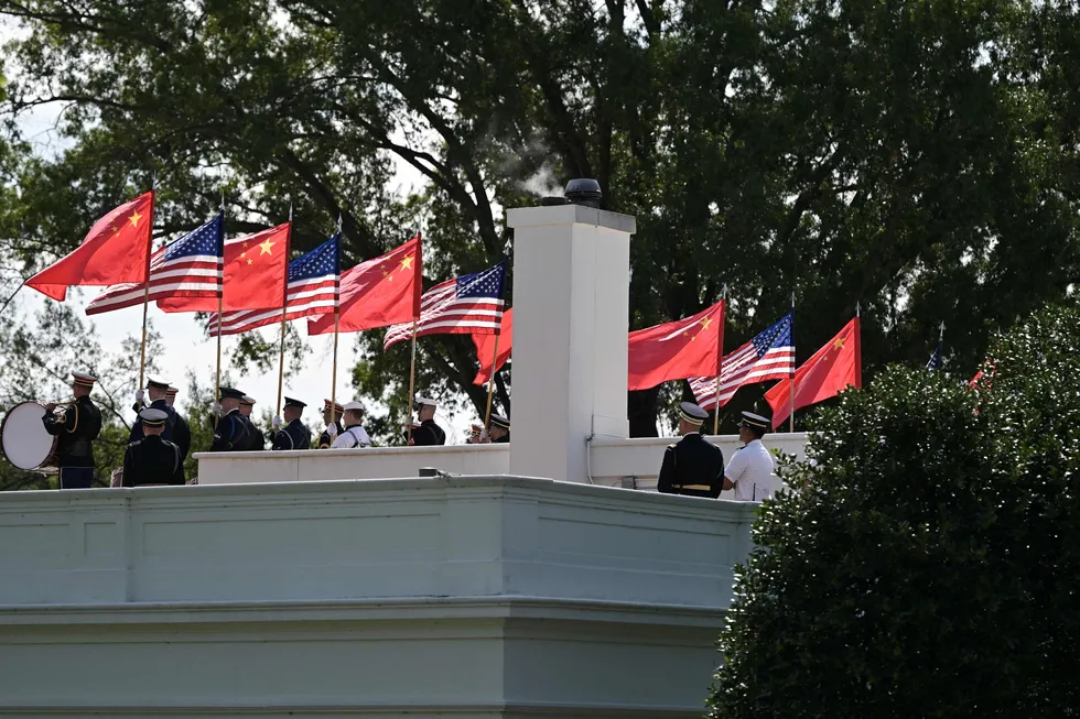 trump-si-zirvesinde-tayvan-ticaret-ve-iran-gundemi-1790054432241.jpg ABD askeri tören mangası, Çin Devlet Başkanı Şi Cinping’in Beyaz Saray ziyareti öncesi Washington’da ABD ve Çin bayraklarıyla prova yaptı. (AFP)