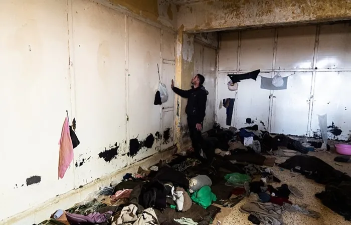 esad-rejiminin-korkusundan-sifreli-dil-gelistirdiler-iste-suriyelilerin-kullandigi-gizli-kodlar-1735035762631.jpg Sednaya Hapishanesi'ndeki tutukluların kaldığı hücreler (AFP)