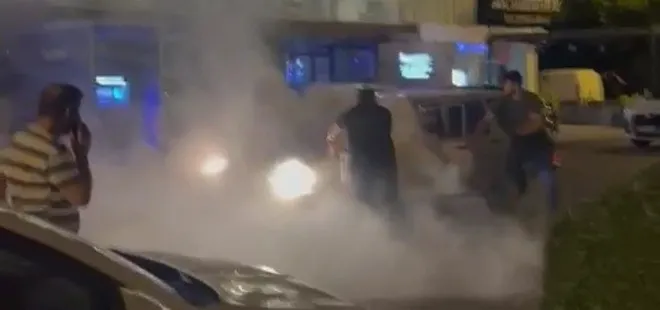 Seyir halindeki otomobil alev aldı! Vatandaşlar yardıma koştu