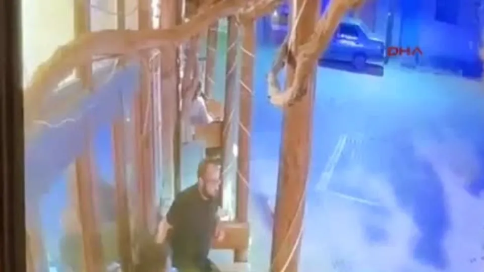 Kütahya’da cip kafeye daldı! Kaza güvenlik kamerasında...