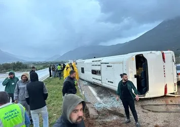 Mersin’de işçi servisi kaza yaptı: 23 yaralı