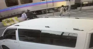 Tramvayın altında metrelerce sürüklendi!